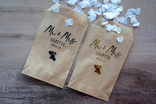 Personalised brown envelopes with a lovely personalised design and the name of the married couple name on the top. The envelope finishes with a lovely heart on the bottom. The envelopes come in two sizes and a lovely foil finish.
