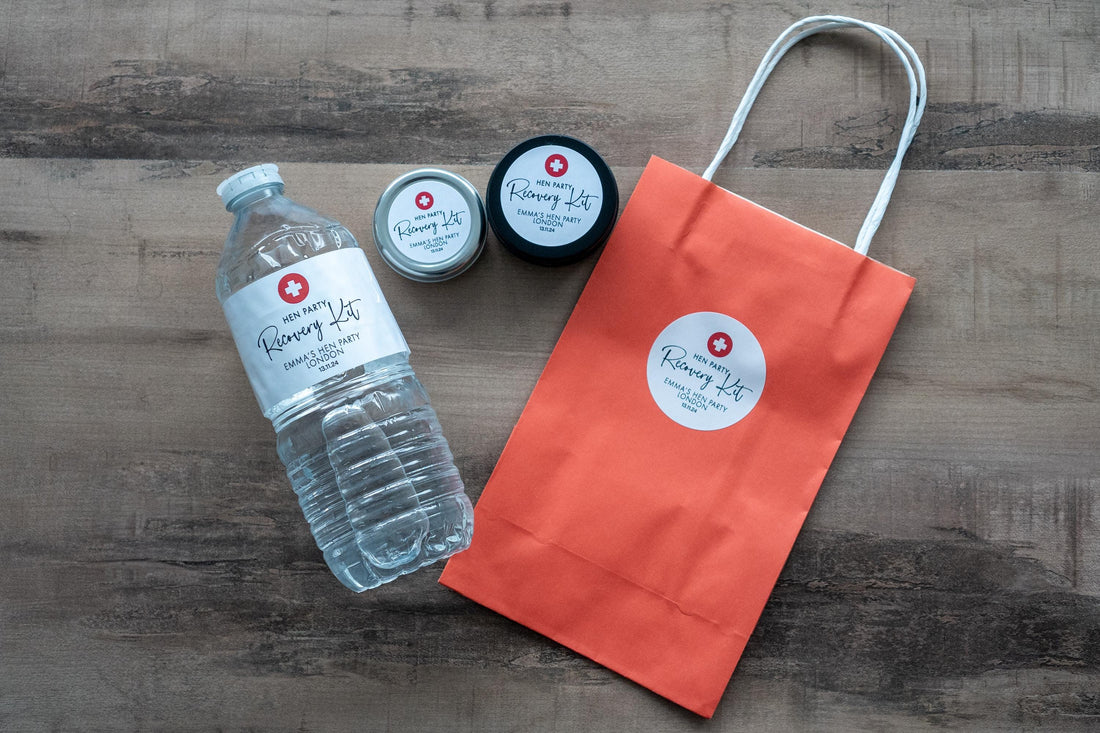 This picture shows examples of how to use all of the stickers which are offered in this kit. The 37mm and 45mm stickers can be used for small party favours, the 53.5mm can be used for party bags and the rectangle sticker can be used for water bottles